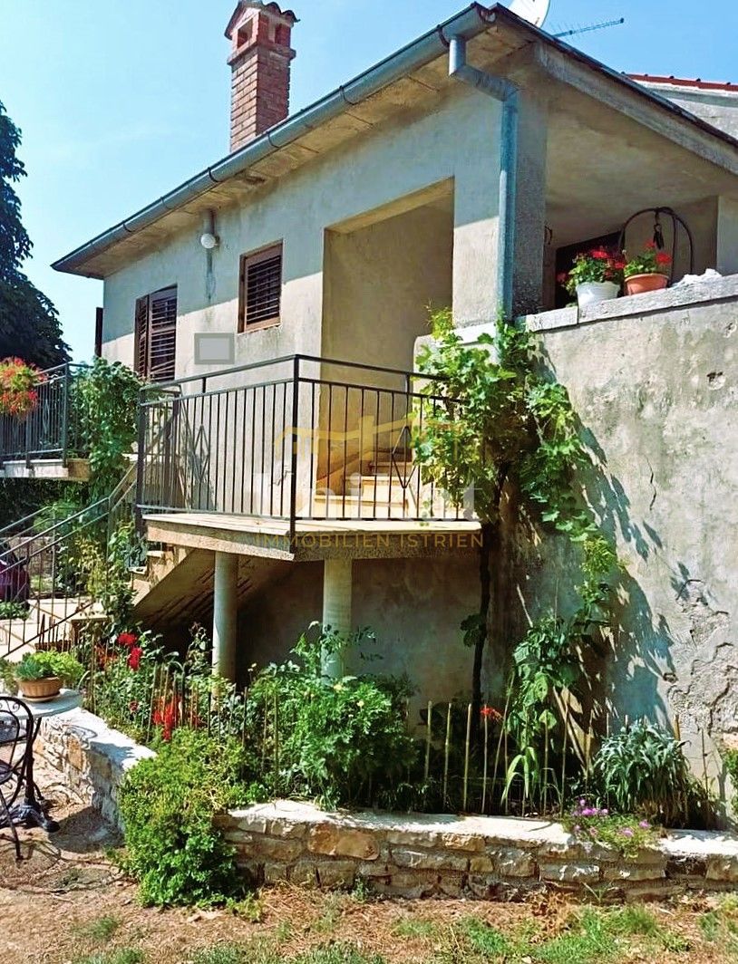 Kamnita dvojna hiša vseljiva, za obnovo